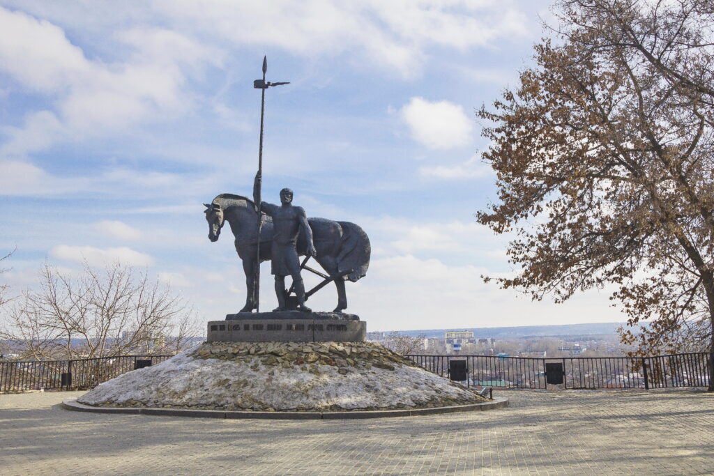 Памятник «Первопоселенец» — Пенза